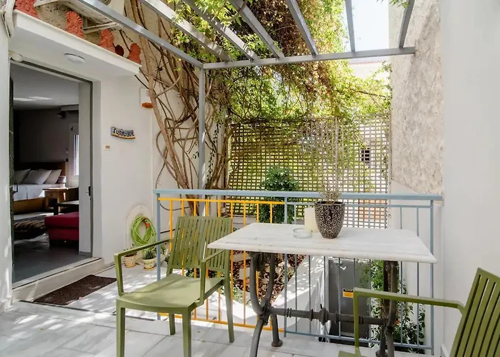 Canto-Home Alongside The Acropolis